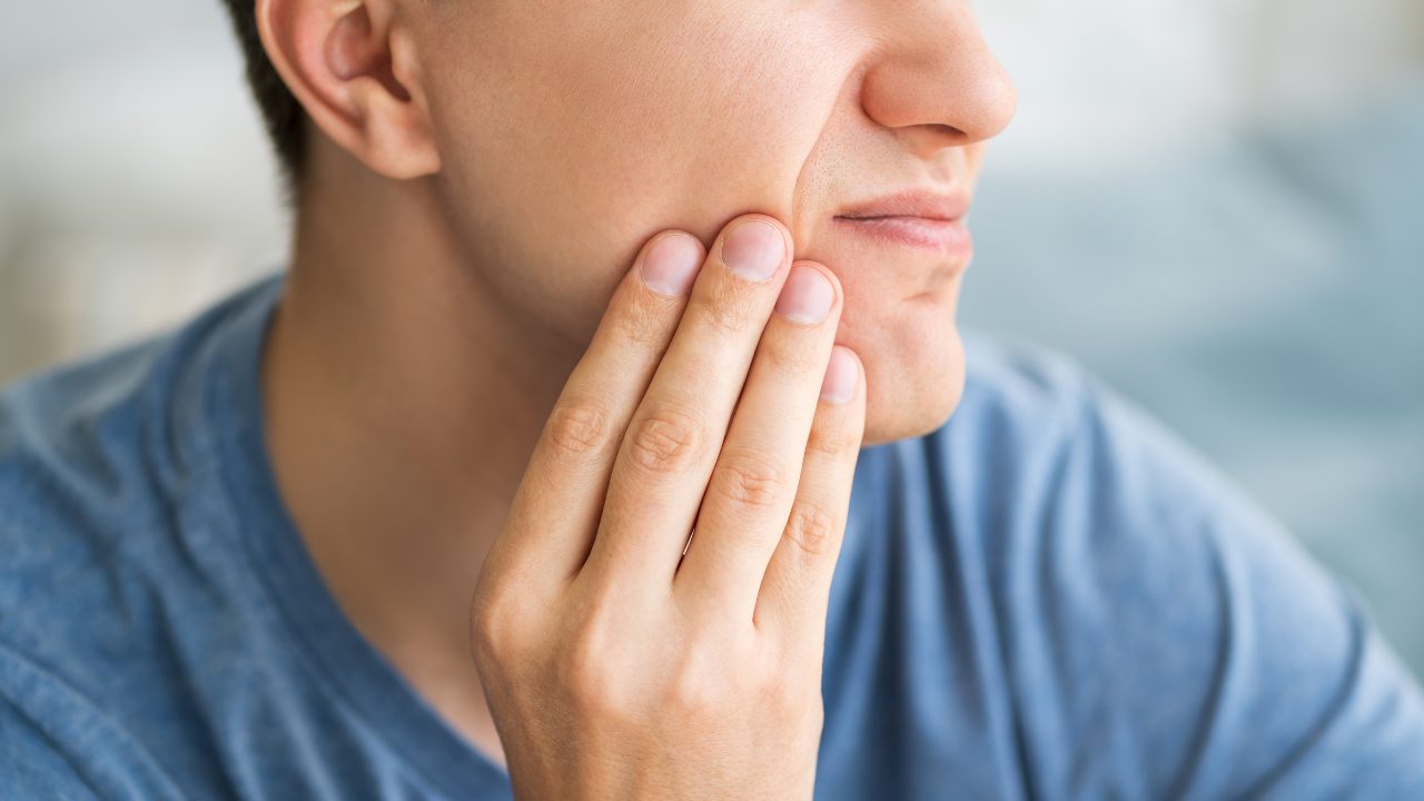 Solusi Sakit Gigi Berlubang: Pendekatan Berbeda untuk Gigi Depan dan Gigi Belakang
